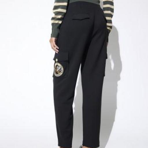Pantalon negro cargo con parche [1]
