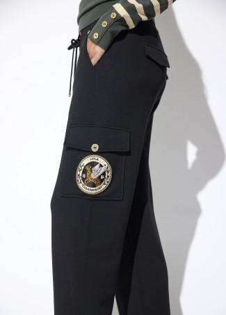 Pantalon negro cargo con parche