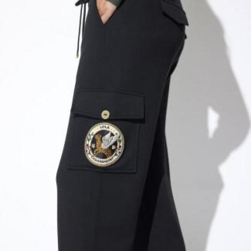 Pantalon negro cargo con parche