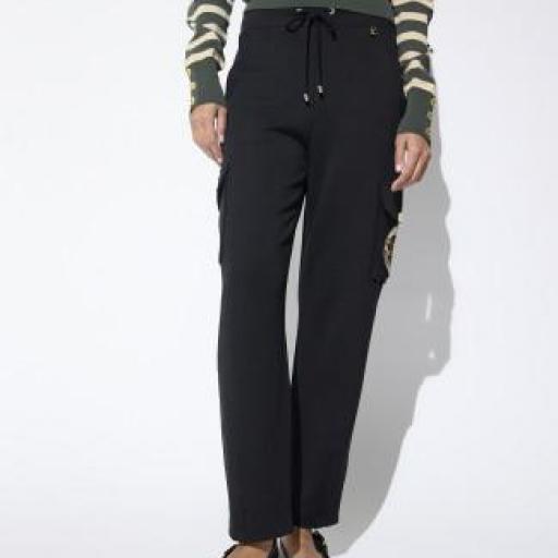 Pantalon negro cargo con parche [2]