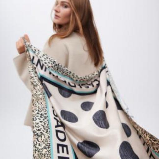 Pañuelo estampado topos y logo [1]