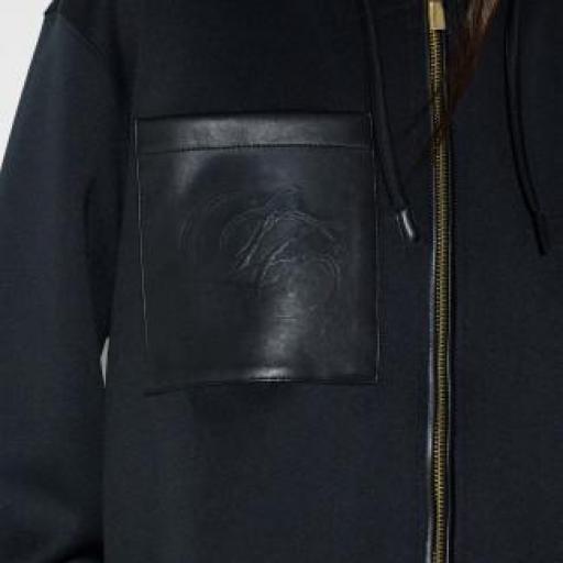 Sudadera negra con parche  [2]