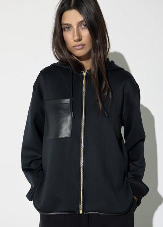 Sudadera negra con parche