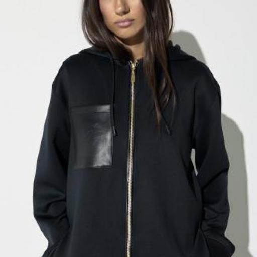Sudadera negra con parche