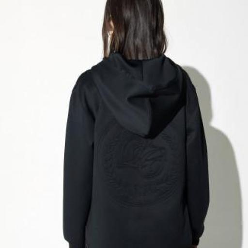 Sudadera negra con parche  [1]