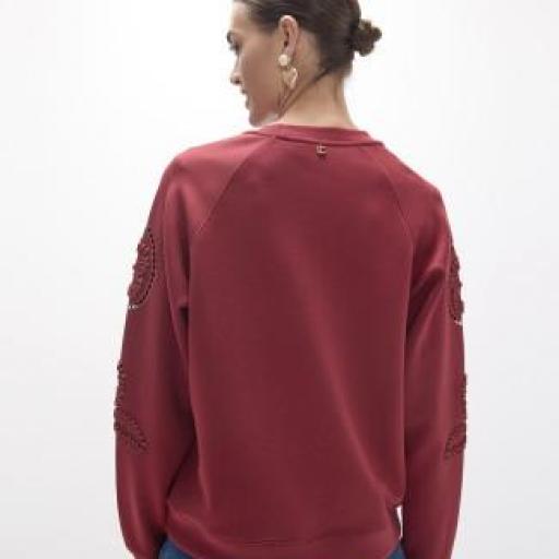 Sudadera granate con bordado floral [1]