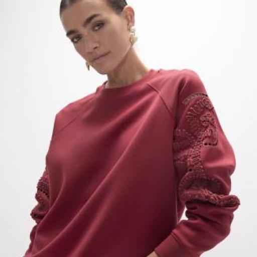 Sudadera granate con bordado floral [2]