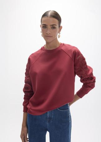 Sudadera granate con bordado floral