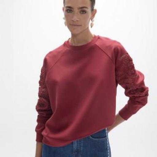 Sudadera granate con bordado floral [0]