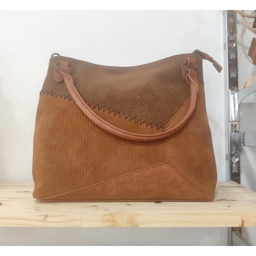 Bolso contrastes con asa larga y bandolera