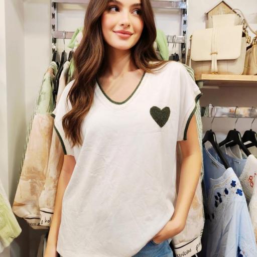 Camiseta corazon bordado verde