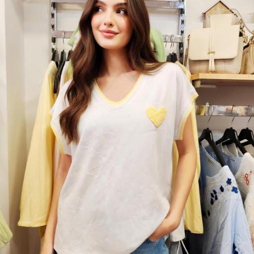Camiseta corazon bordado amarilla
