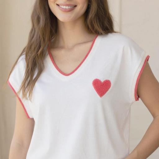 Camiseta corazon bordado rosa