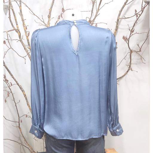 BLUSA LISA CON CUELLO ALTO [1]