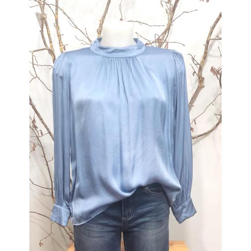 BLUSA LISA CON CUELLO ALTO