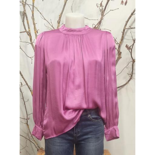 BLUSA LISA CON CUELLO ALTO