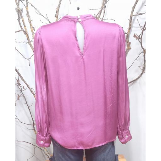 BLUSA LISA CON CUELLO ALTO [2]