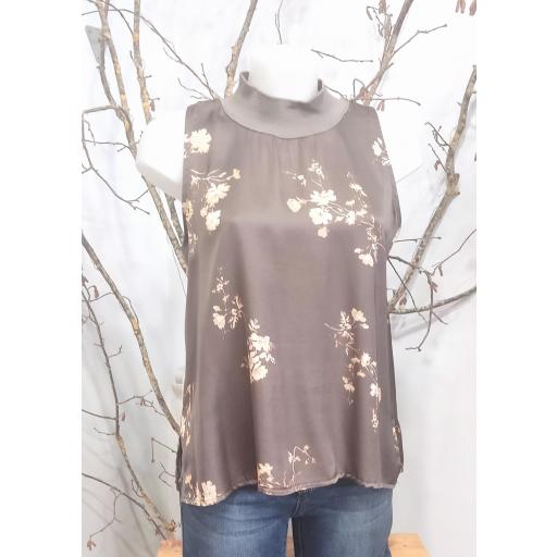 BLUSA LISA CON CUELLO PUNTO