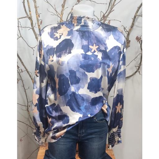 BLUSA ESTAMPADA CON CUELLO ALTO