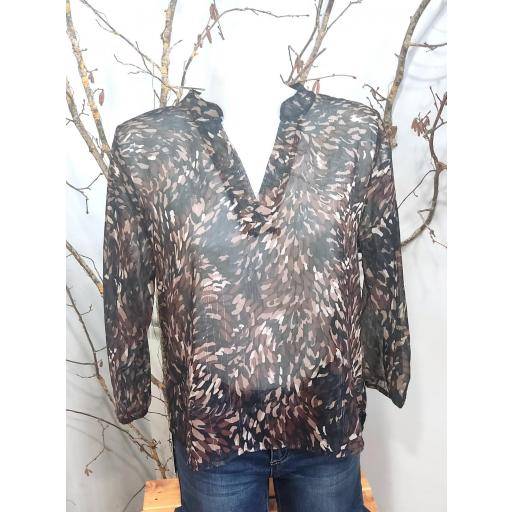 BLUSA ESTAMPADA TRANSPARENTE CON HILOS DORADOS [0]