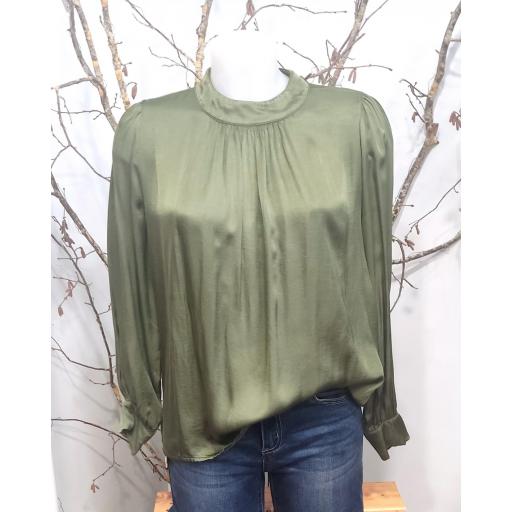 BLUSA LISA CON CUELLO ALTO