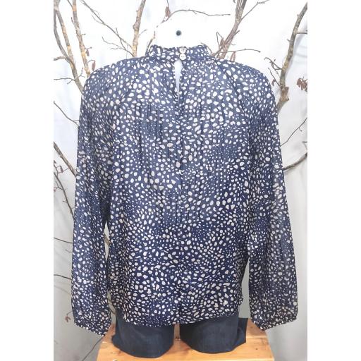 BLUSA ESTAMPADA CON FORRO E HILOS DORADOS [1]