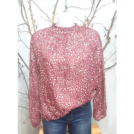 BLUSA ESTAMPADA CON FORRO E HILOS DORADOS [0]