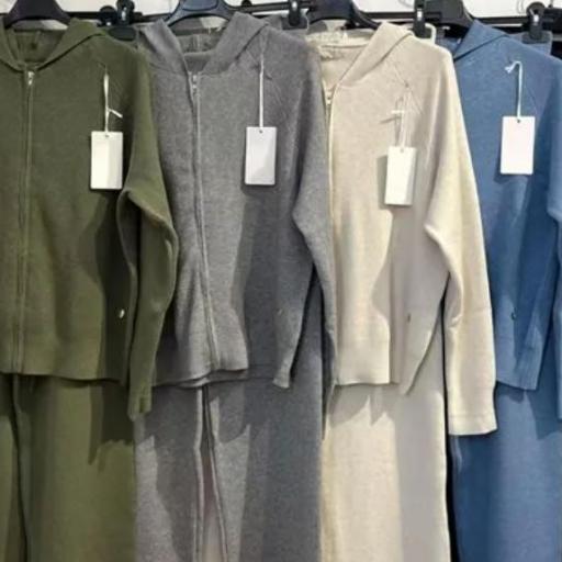 Conjunto sudadera de punto capucha y pantalón [1]