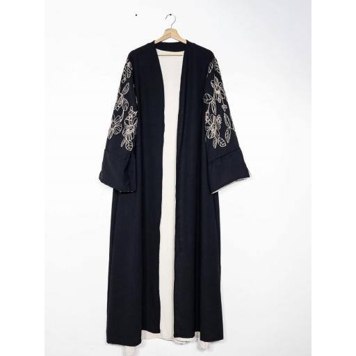 CONJUNTO 2 PIEZAS: ABAYA + KIMONO LARGO CON BORDADOS FLORARES EN MANGA DE KIMONO EN JAZZ (NEGRO Y CREMA) [1]