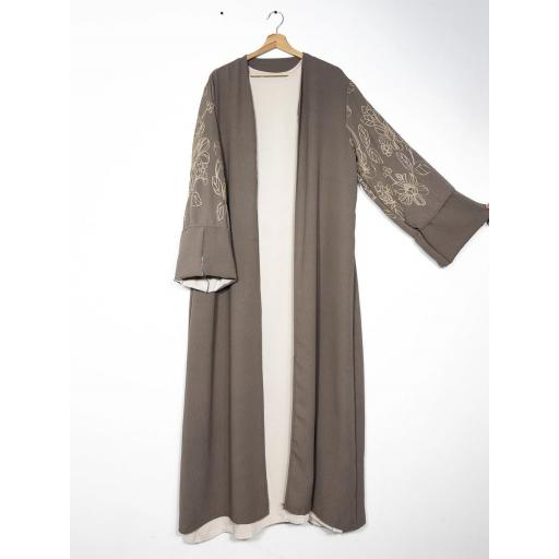 CONJUNTO 2 PIEZAS: ABAYA + KIMONO LARGO CON BORDADOS FLORARES EN MANGA DE KIMONO EN JAZZ (TAUPE Y CREMA) [2]