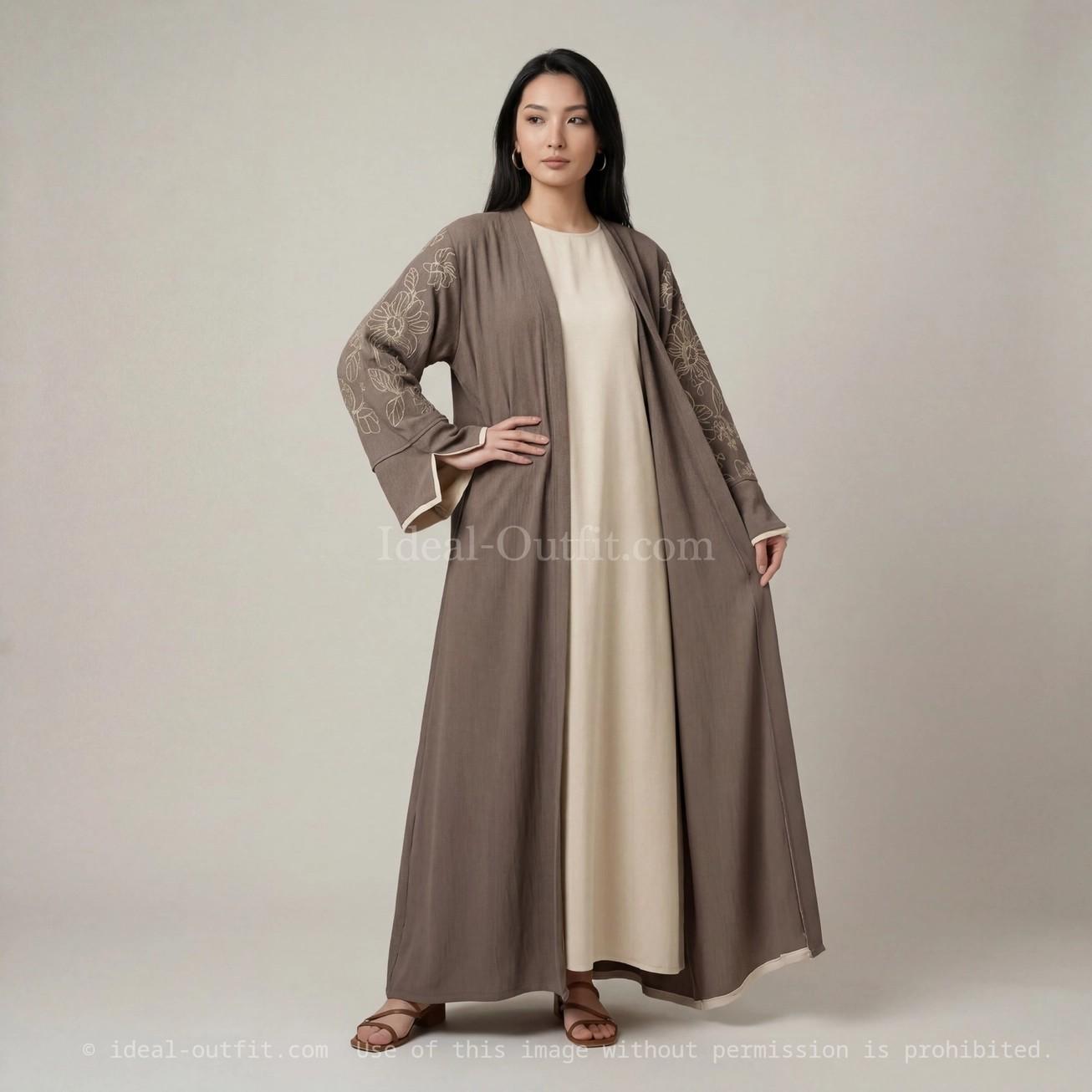 CONJUNTO 2 PIEZAS: ABAYA + KIMONO LARGO CON BORDADOS FLORARES EN MANGA DE KIMONO EN JAZZ (TAUPE Y CREMA)