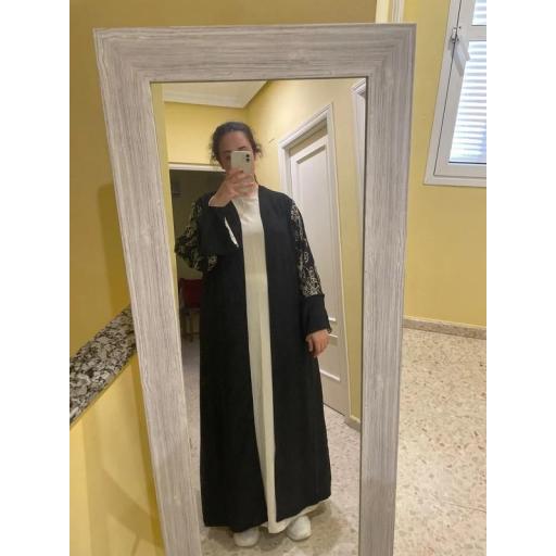 CONJUNTO 2 PIEZAS: ABAYA + KIMONO LARGO CON BORDADOS FLORARES EN MANGA DE KIMONO EN JAZZ (NEGRO Y CREMA) [4]