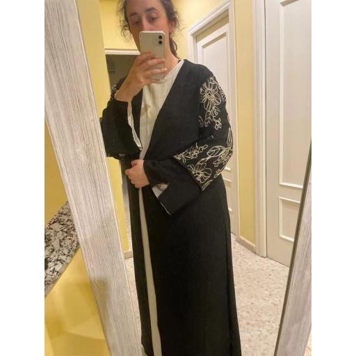 CONJUNTO 2 PIEZAS: ABAYA + KIMONO LARGO CON BORDADOS FLORARES EN MANGA DE KIMONO EN JAZZ (NEGRO Y CREMA) [7]