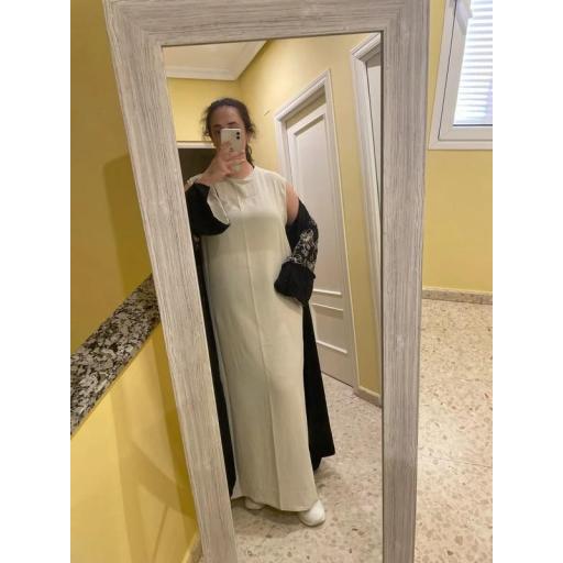 CONJUNTO 2 PIEZAS: ABAYA + KIMONO LARGO CON BORDADOS FLORARES EN MANGA DE KIMONO EN JAZZ (NEGRO Y CREMA) [6]