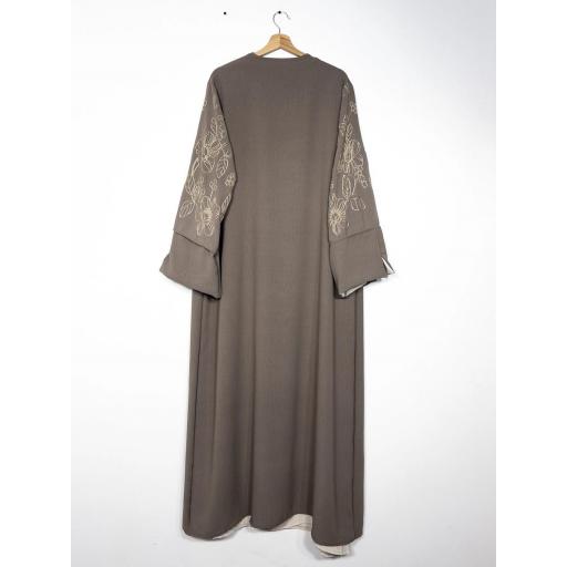 CONJUNTO 2 PIEZAS: ABAYA + KIMONO LARGO CON BORDADOS FLORARES EN MANGA DE KIMONO EN JAZZ (TAUPE Y CREMA) [3]