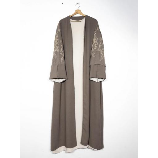 CONJUNTO 2 PIEZAS: ABAYA + KIMONO LARGO CON BORDADOS FLORARES EN MANGA DE KIMONO EN JAZZ (TAUPE Y CREMA) [1]