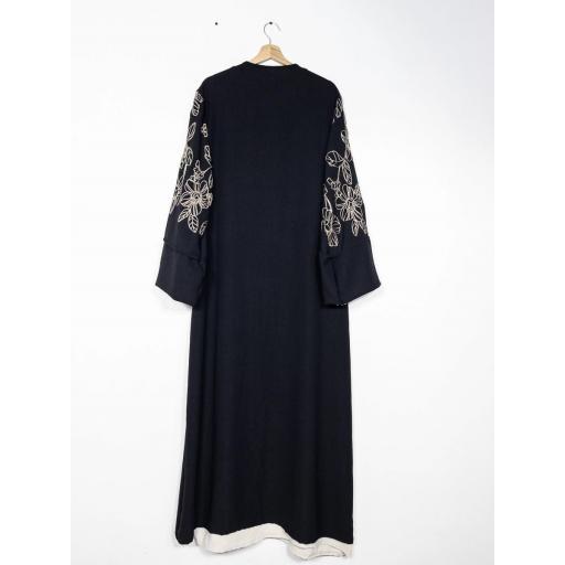 CONJUNTO 2 PIEZAS: ABAYA + KIMONO LARGO CON BORDADOS FLORARES EN MANGA DE KIMONO EN JAZZ (NEGRO Y CREMA) [3]