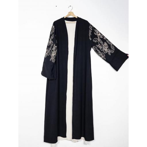 CONJUNTO 2 PIEZAS: ABAYA + KIMONO LARGO CON BORDADOS FLORARES EN MANGA DE KIMONO EN JAZZ (NEGRO Y CREMA) [2]