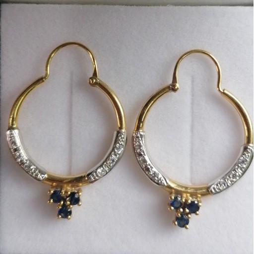 Argollas de Oro con Circonitas y Piedras Azules – Elegancia Luminosa