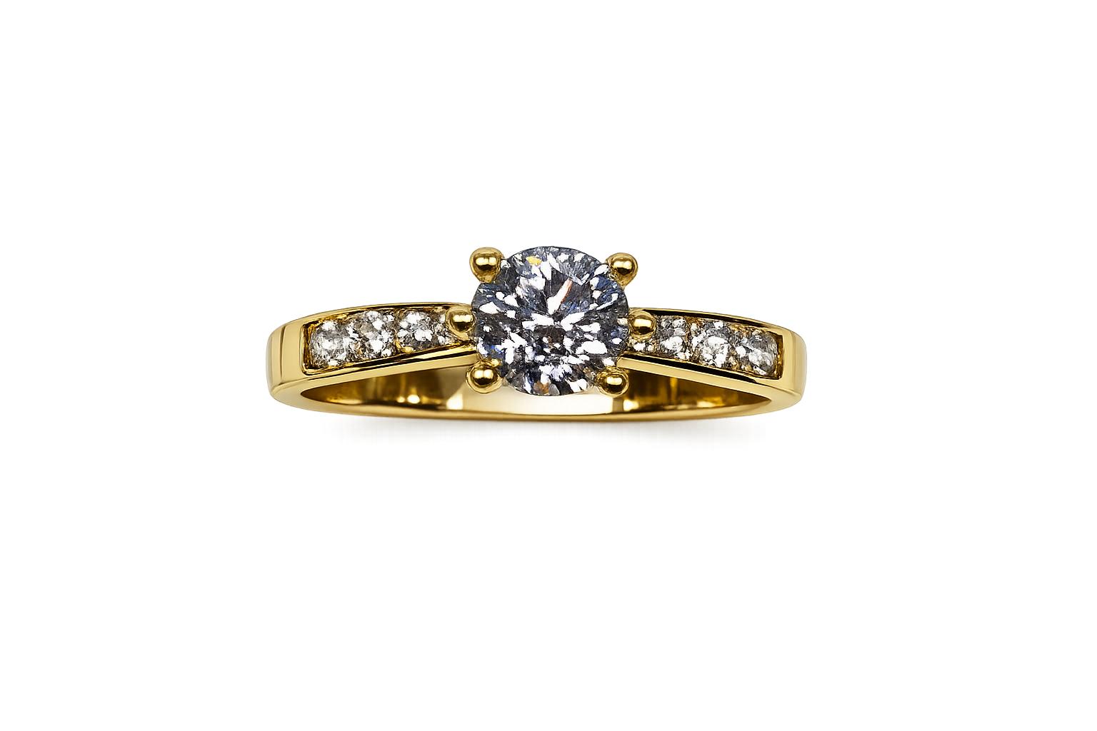 Anillo oro amarillo 18K con circonita central grande y laterales