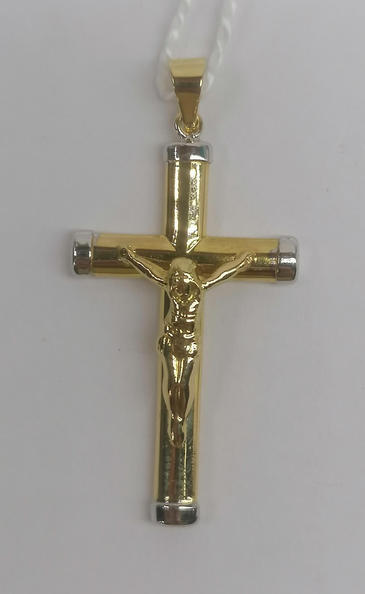Cruz de Oro 18 quilates con Cristo detallado y extremos en Oro Blanco