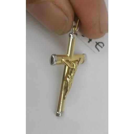 Cruz de Oro 18 quilates con Cristo detallado y extremos en Oro Blanco [3]