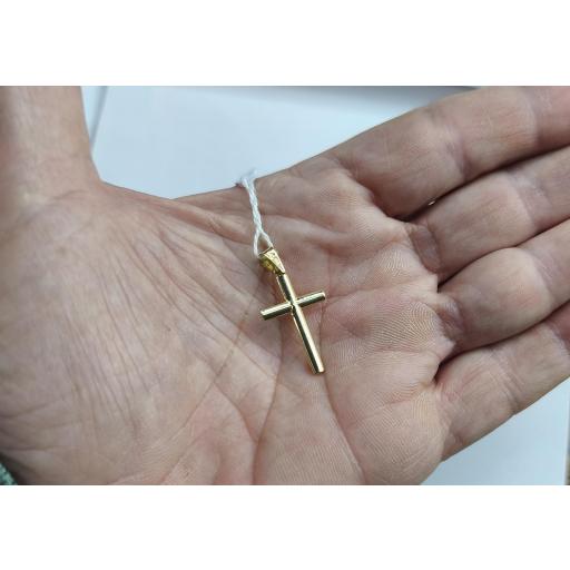 Cruz lisa de oro de 18 quilates semi hueca de 30 x 15,75 mm [1]