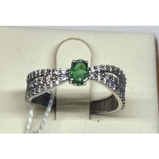 Sortija de oro blanco 18K con esmeralda y circonitas para mujer
