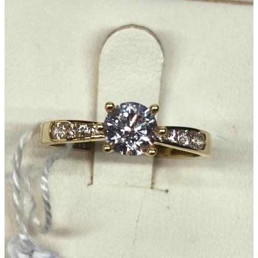 Anillo oro amarillo 18K con circonita central grande y laterales [0]