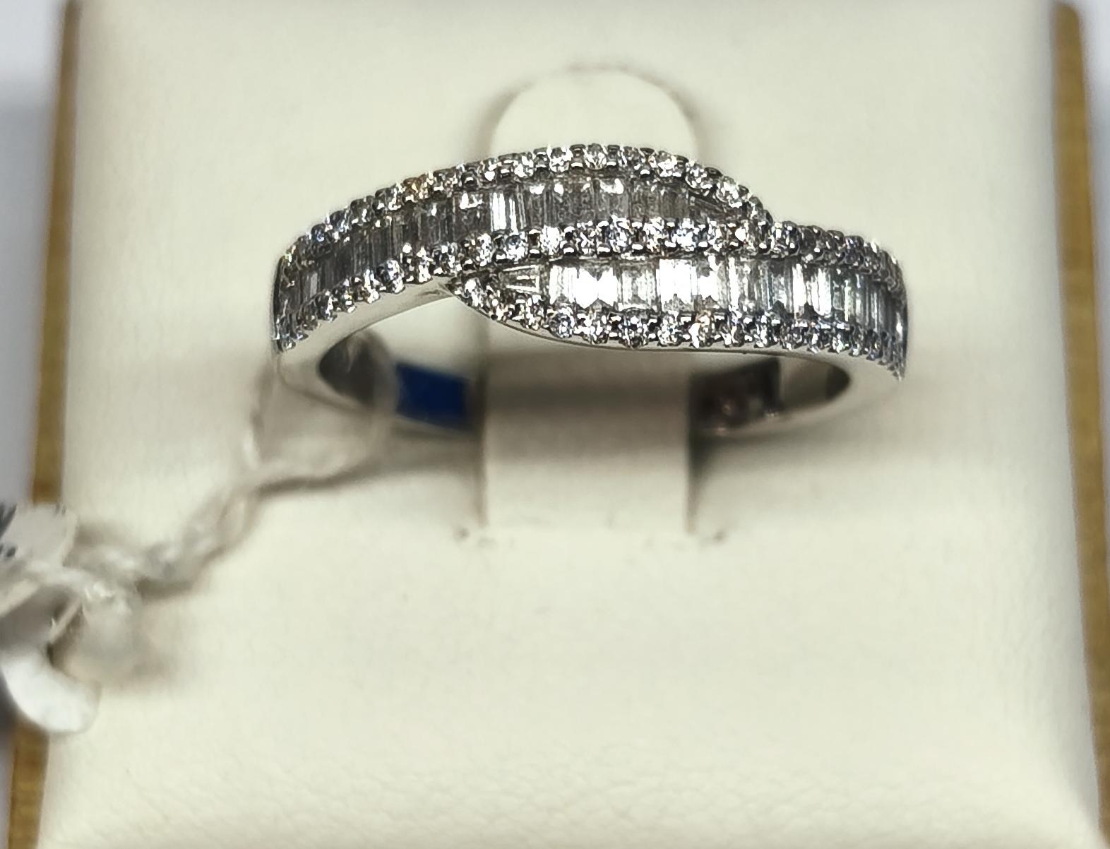 Anillo oro blanco 18K con diamantes baguette y brillantes 0,63 ct