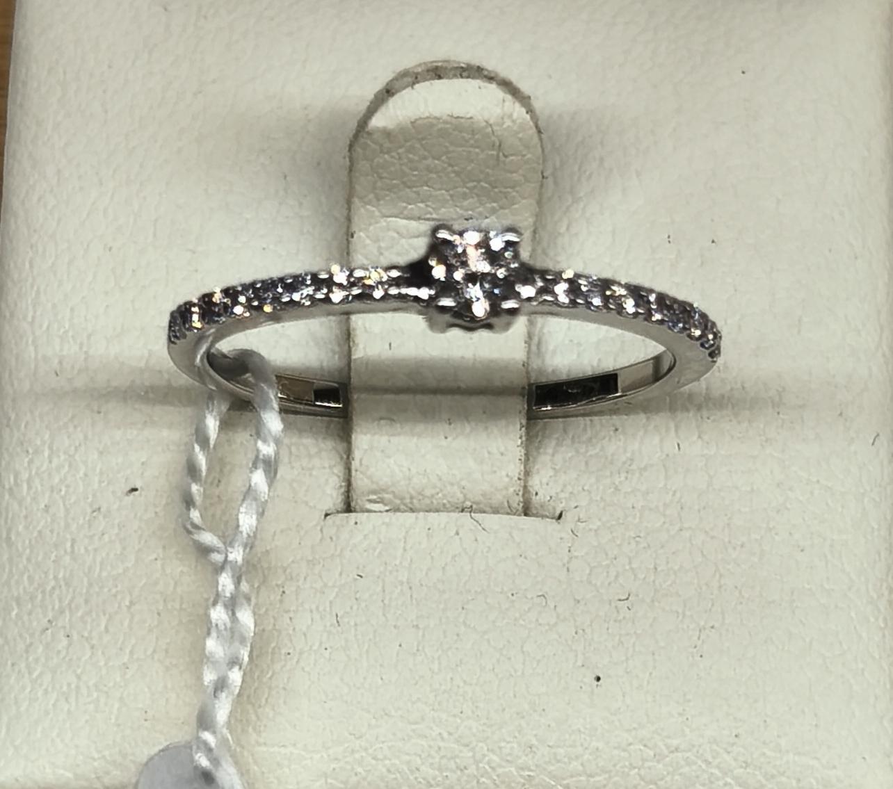 Anillo solitario oro blanco 18K con diamante central y laterales