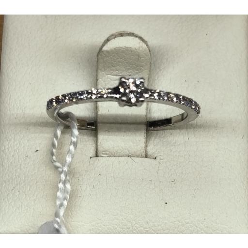 Anillo solitario oro blanco 18K con diamante central y laterales