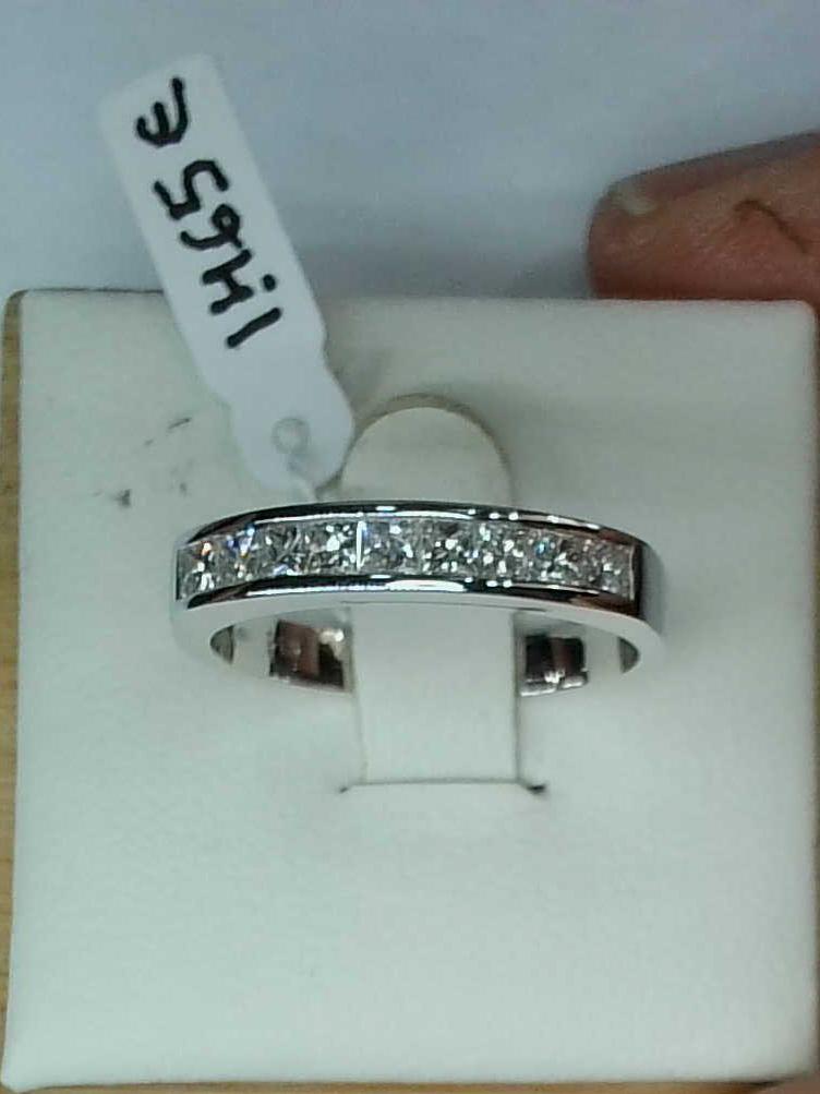 Media alianza oro blanco 18K con diamantes princesa para novia