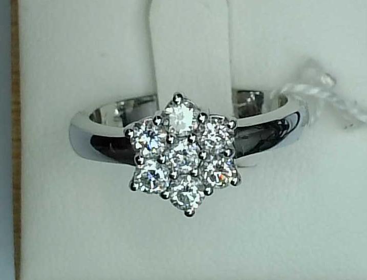 Anillo roseta oro blanco 18K con diamantes robusto para mujer